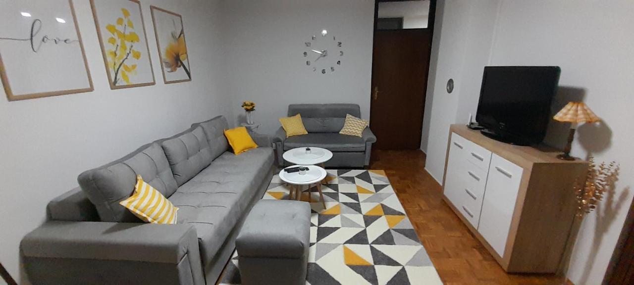 Cozy And Sunny Apartment Near The Airport Sarajevo Exterior foto
