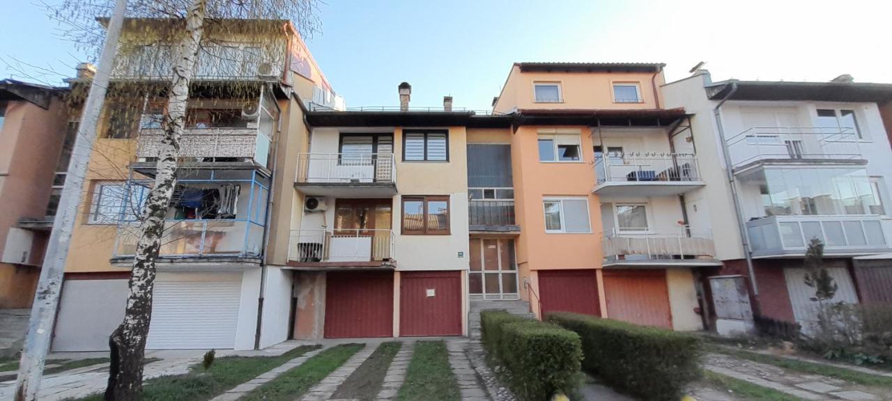 Cozy And Sunny Apartment Near The Airport Sarajevo Exterior foto