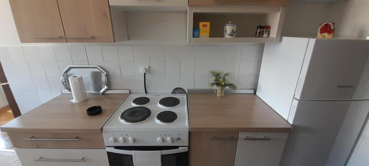 Cozy And Sunny Apartment Near The Airport Sarajevo Exterior foto